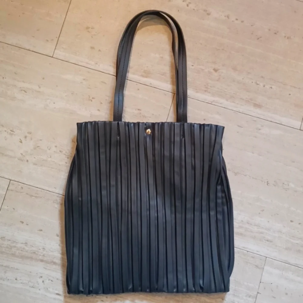 TIJN Rikke Black Pleated Vegan Leather Shoulder/Tote Bag